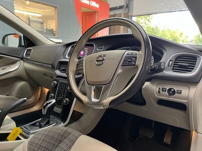 2019 Volvo V40