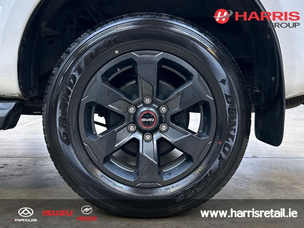 2025 White Isuzu D-MAX