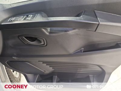 2025 Nissan Primastar