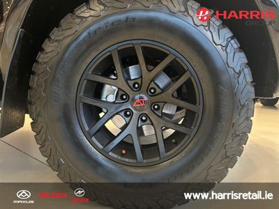 2025 Black Isuzu D-MAX