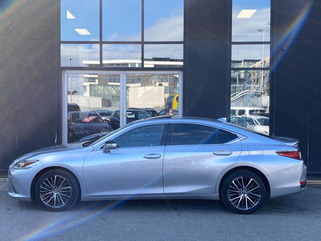 2023 Lexus ES 300h