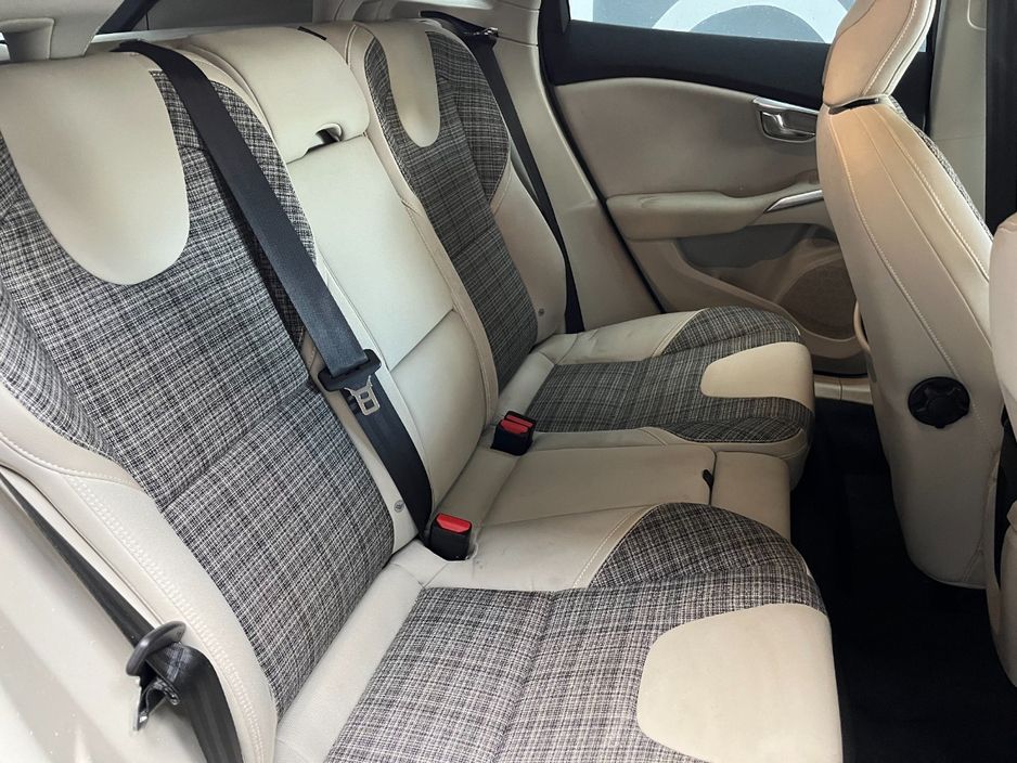 2019 Volvo V40