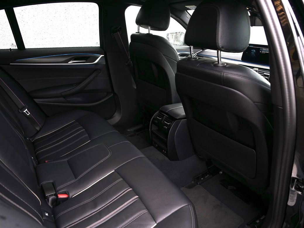 2022 BMW 530