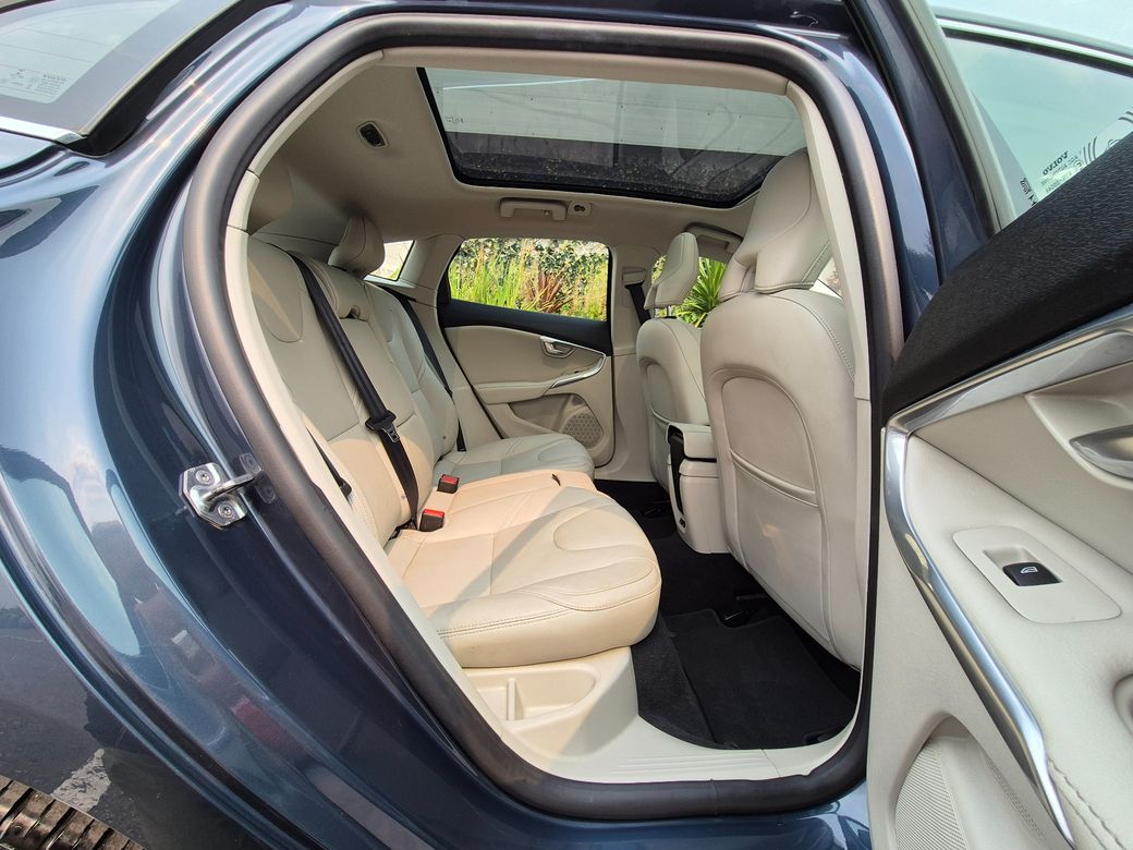 2020 Volvo V40