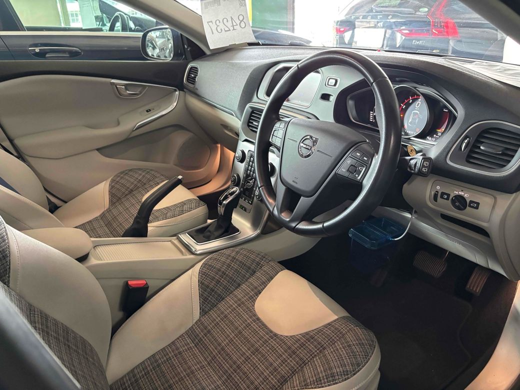 2020 Volvo V40