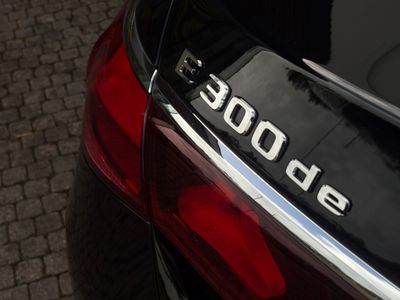 2025 Mercedes-Benz E 300