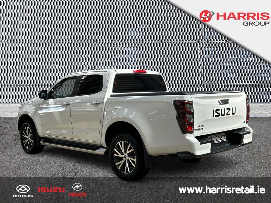 2025 White Isuzu D-MAX