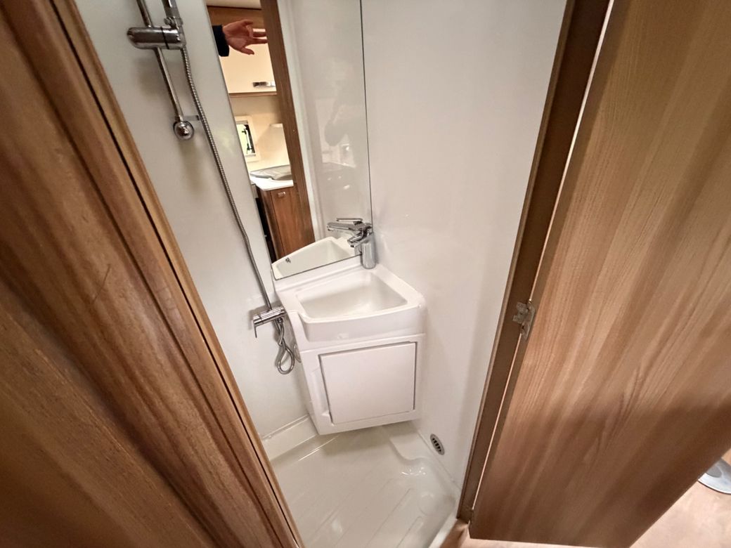 2017 SWIFT  CHAMPAGNE 685 LOW PROFILE R.H.D 