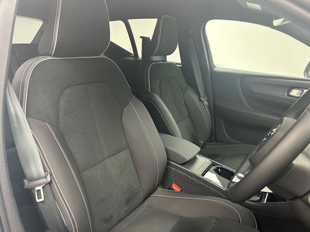 2025 Volvo XC40