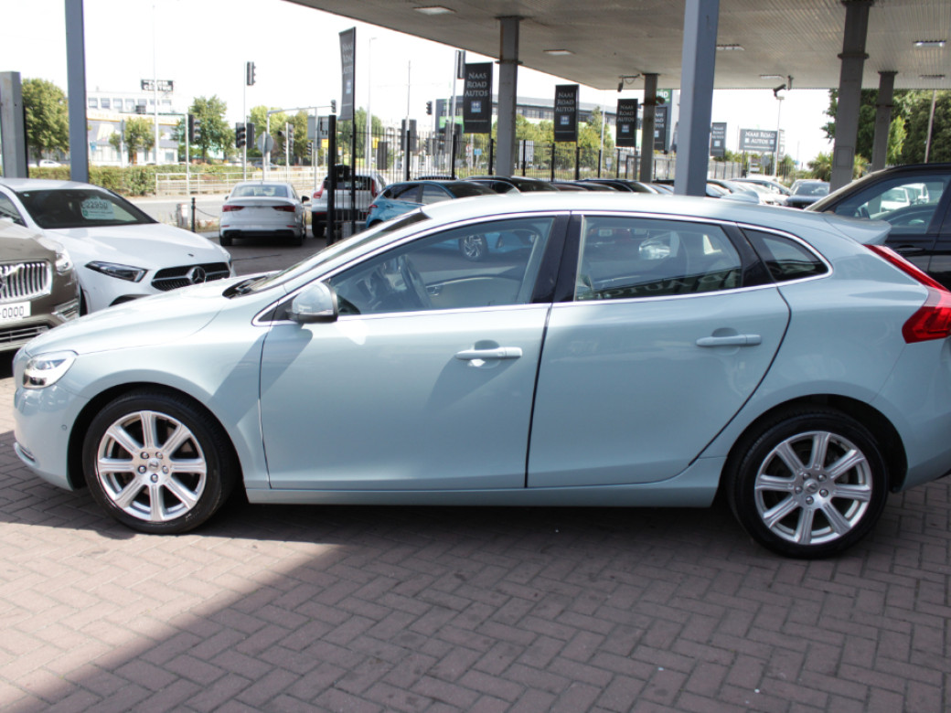 2017 Volvo V40