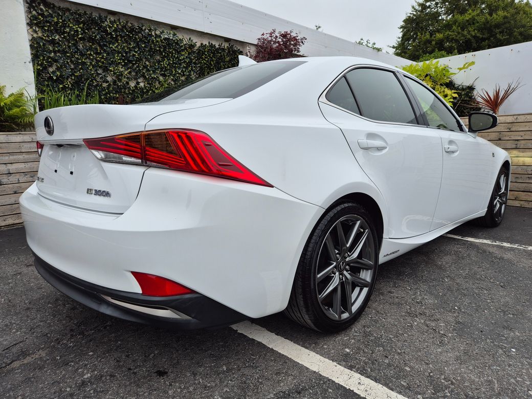2017 Lexus IS 300h