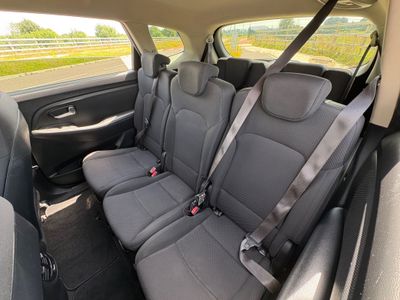 2016 Kia Carens