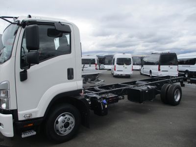 2025 Isuzu NPR