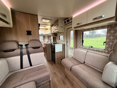 2017 SWIFT  CHAMPAGNE 685 LOW PROFILE R.H.D 