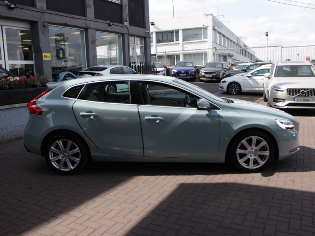 2017 Volvo V40