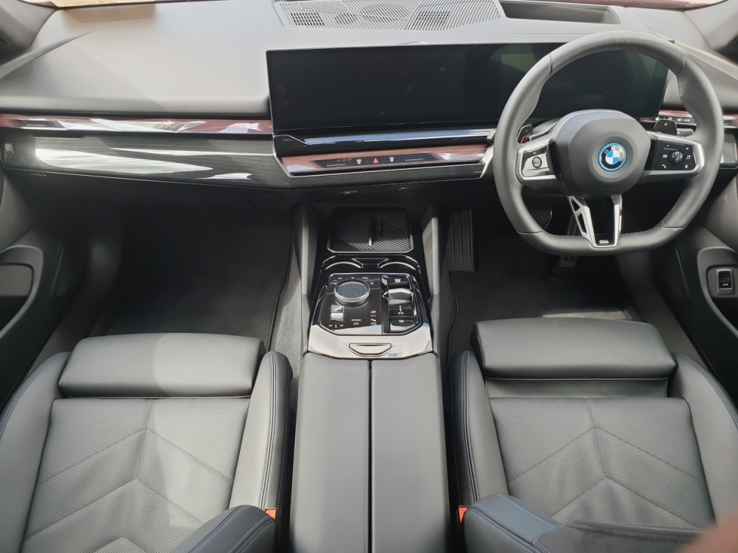 2025 BMW 530
