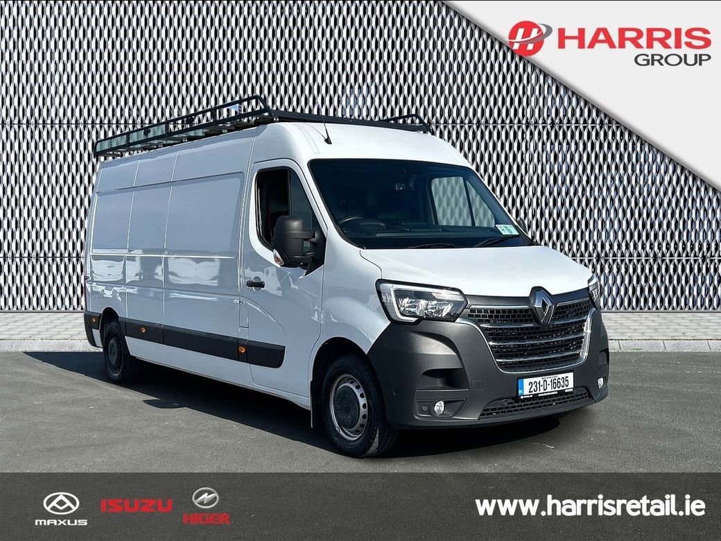 2023 White Renault Master