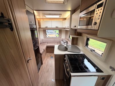 2017 SWIFT  CHAMPAGNE 685 LOW PROFILE R.H.D 