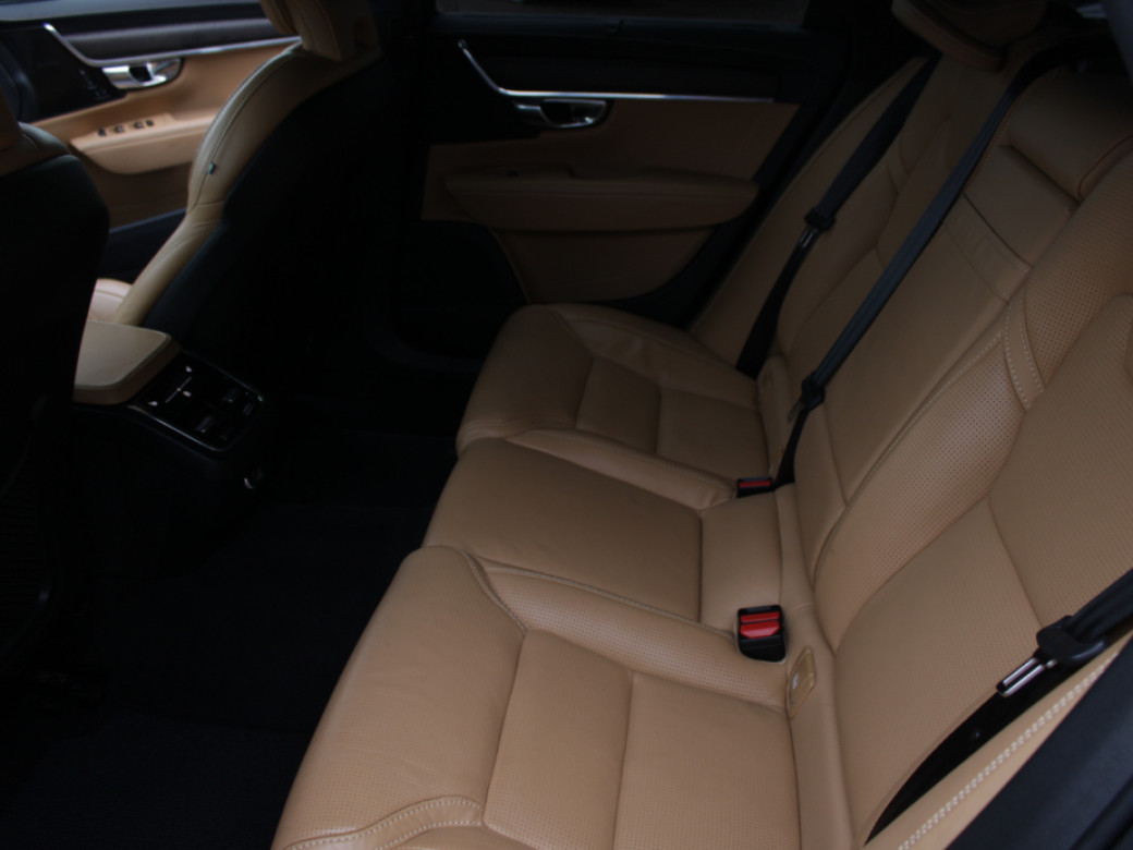 2021 Volvo V90 Cross Country