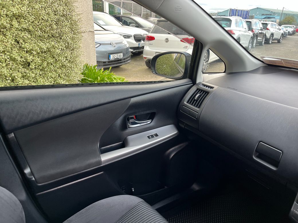 2016 Toyota Prius Alpha