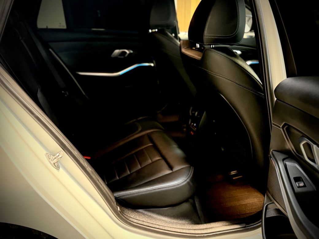 2023 BMW 320