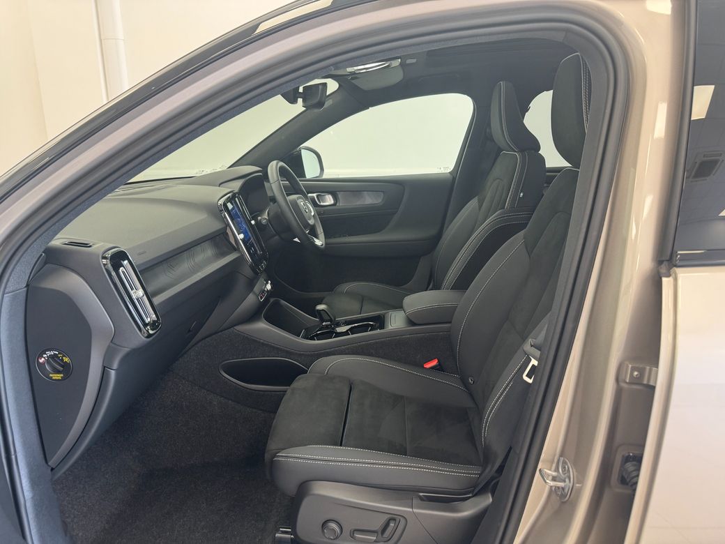 2023 Volvo XC40
