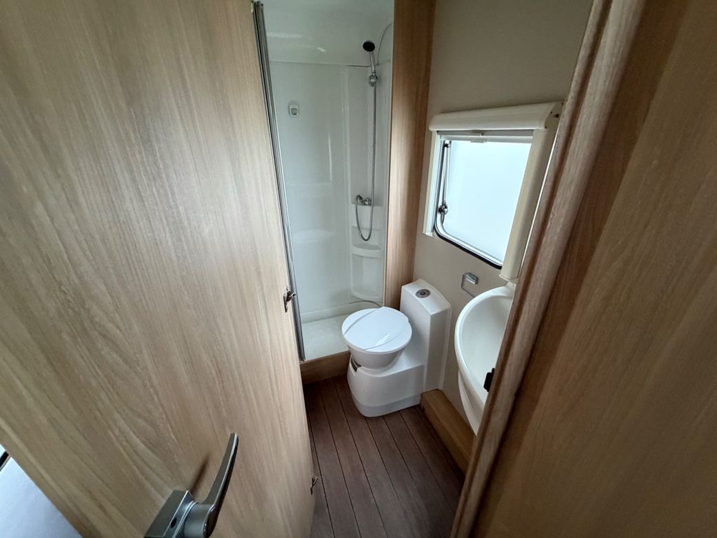 2019 WEINSBERG  CARA SUITE 650 R.H.D 