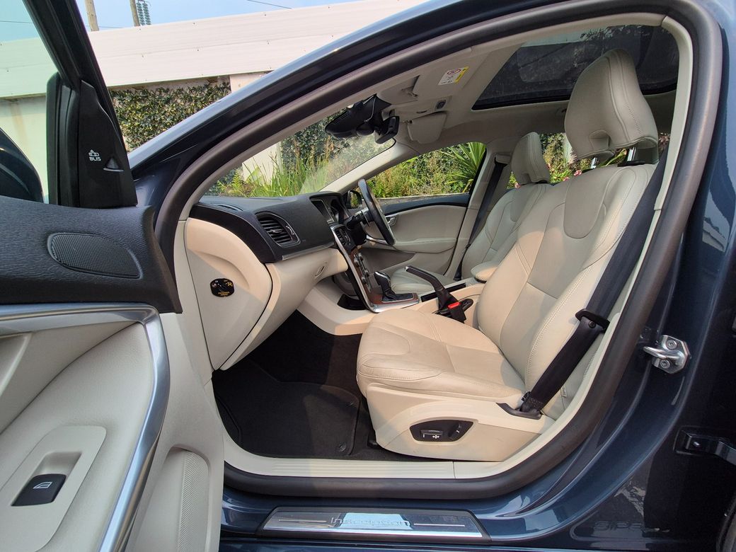 2020 Volvo V40