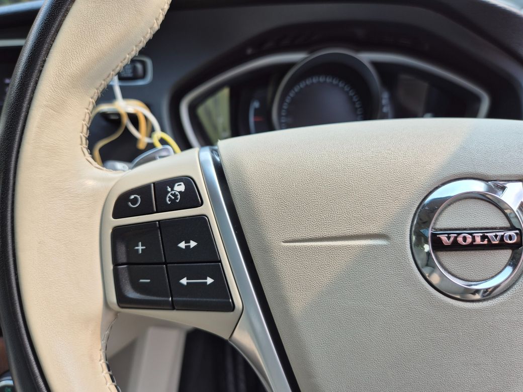 2020 Volvo V40