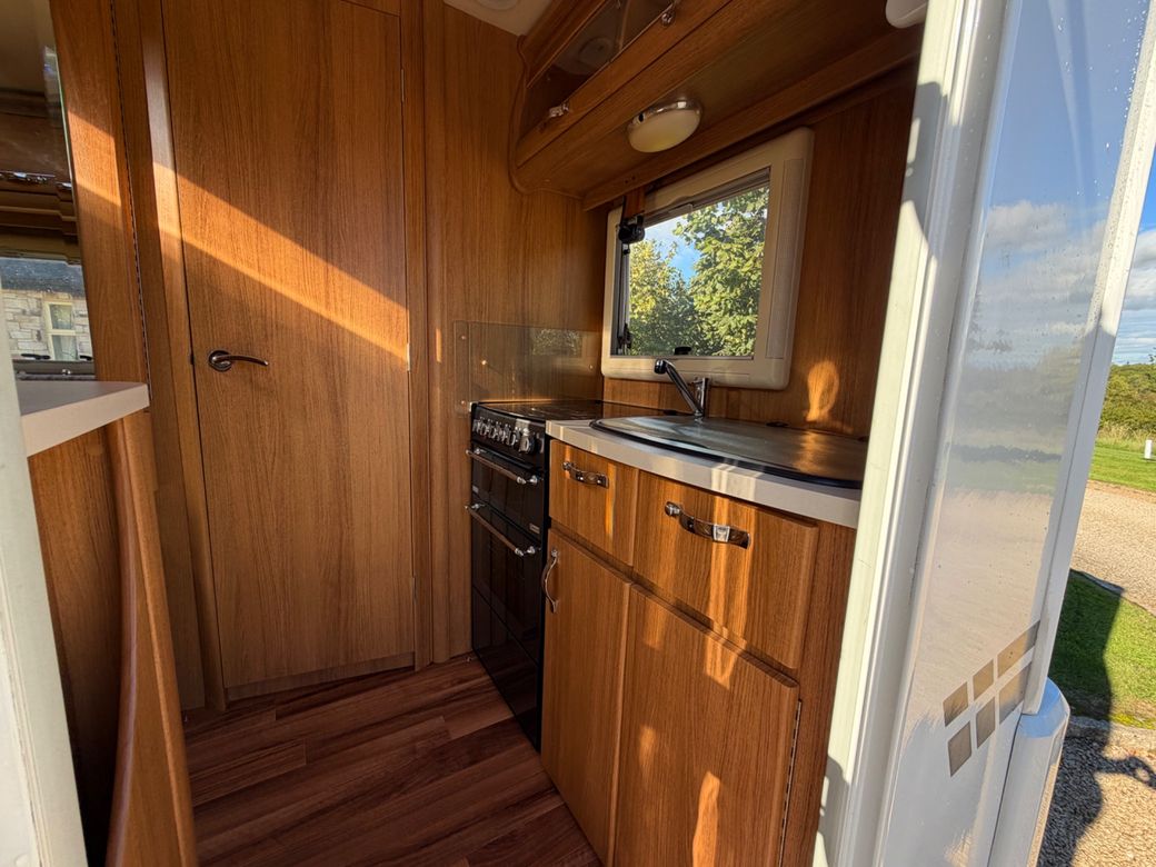 2010 AUTOSLEEPER  DEVON LOW PROFILE R.H.D AUTOMATIC 