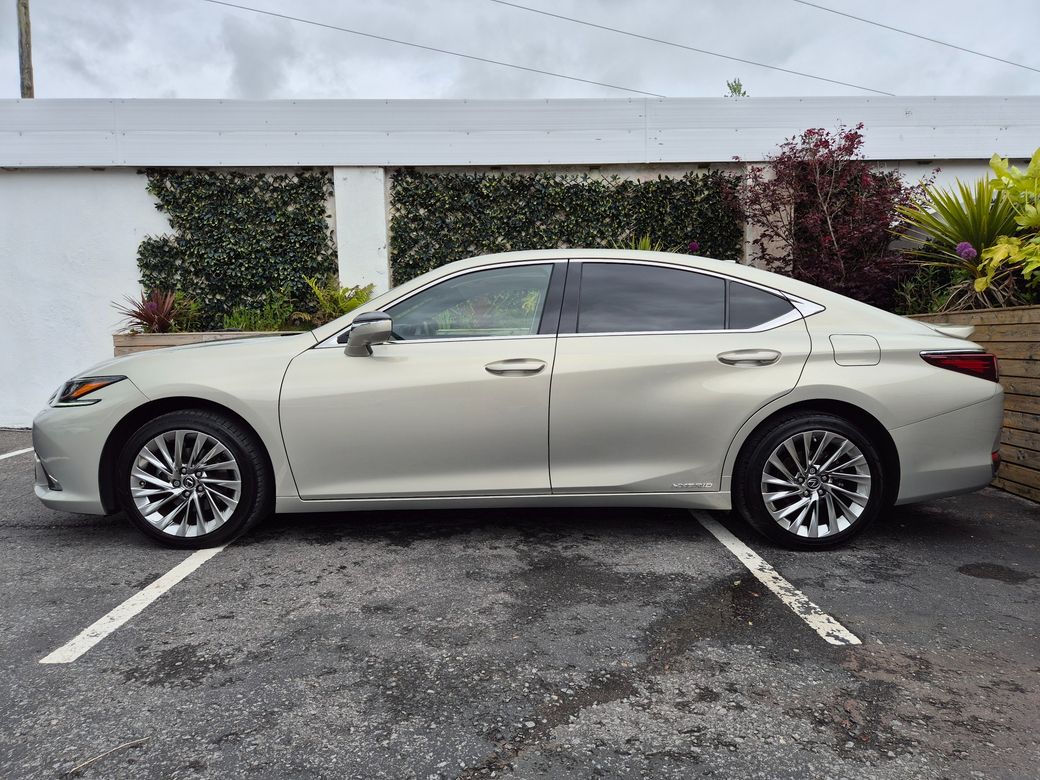2021 Lexus ES 300h