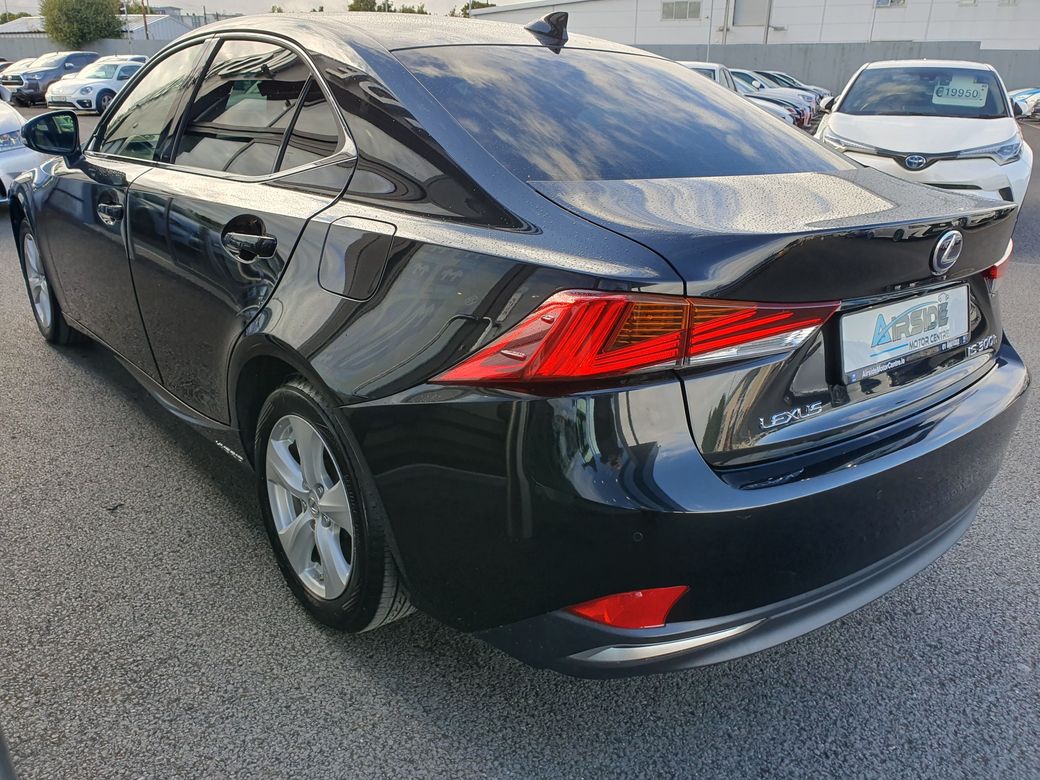 2016 Lexus IS 300h