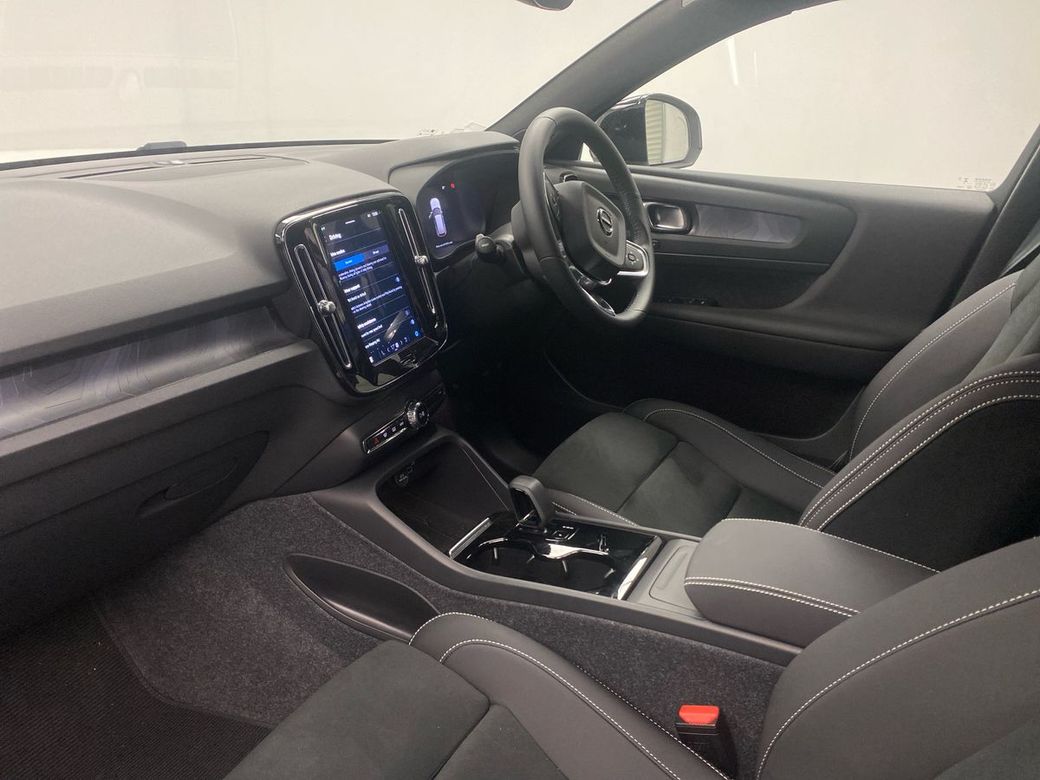 2025 Volvo XC40