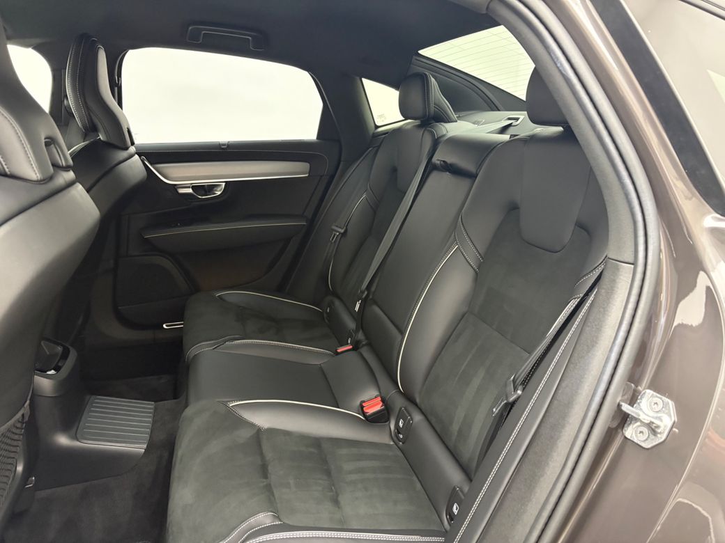 2022 Volvo S90
