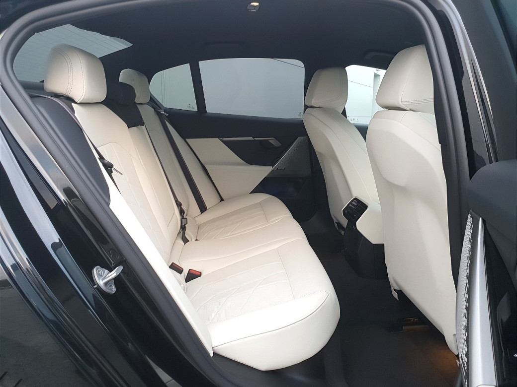 2025 BMW 530