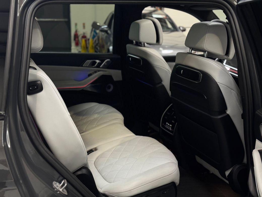 2023 BMW X7