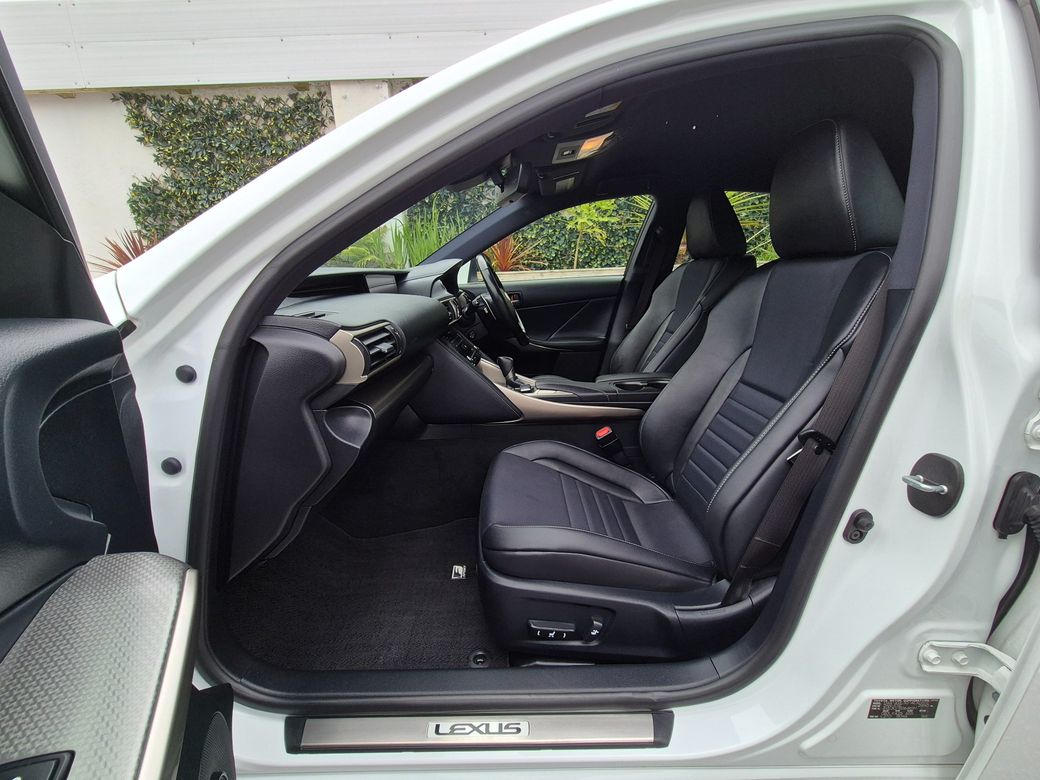 2017 Lexus IS 300h