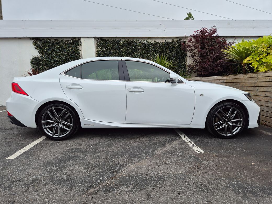 2017 Lexus IS 300h