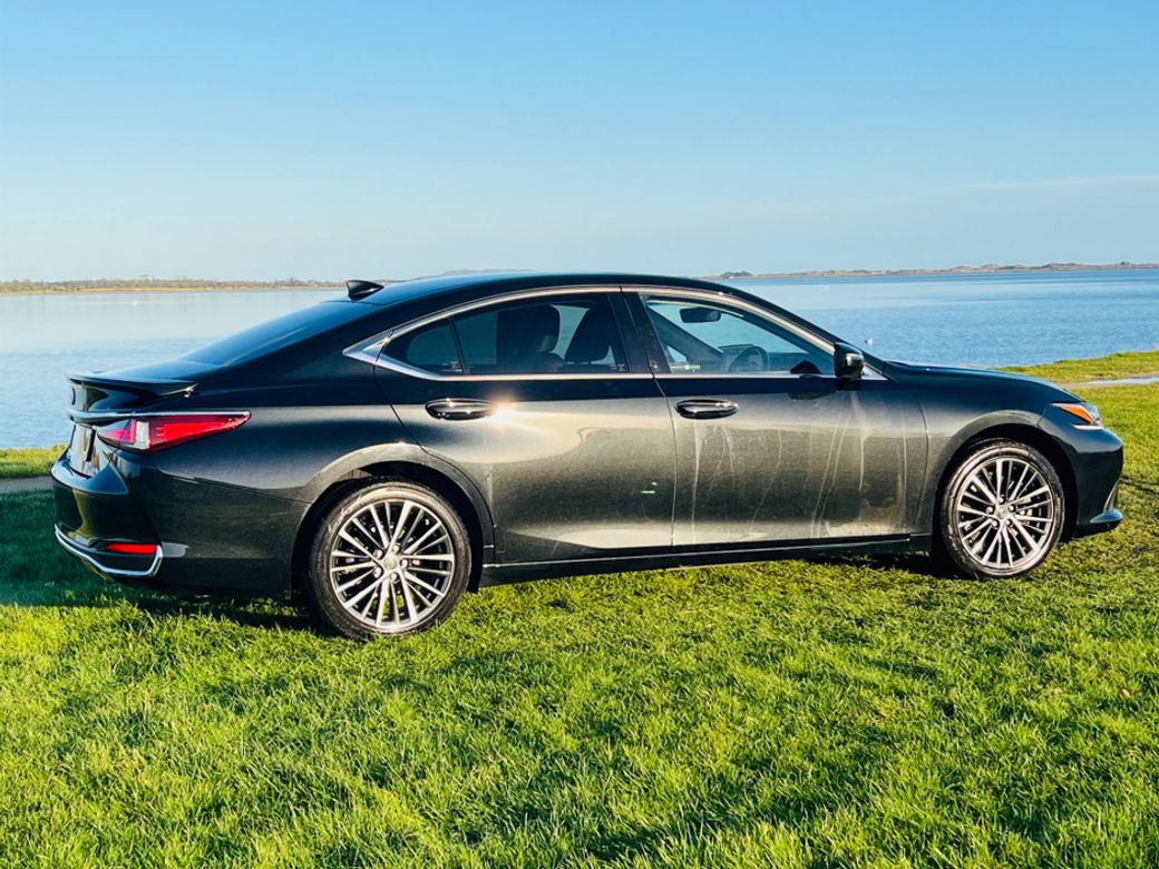 2022 Lexus ES 300h