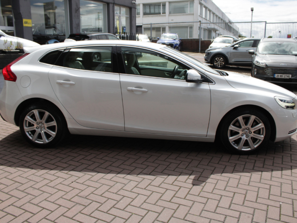 2020 Volvo V40