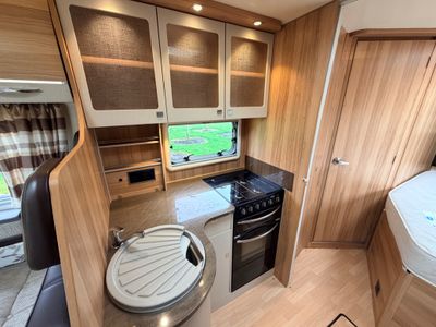 2016 BAILEY APPROACH  AUTOGRAPH 745 R.H.D LOW PROFILE 