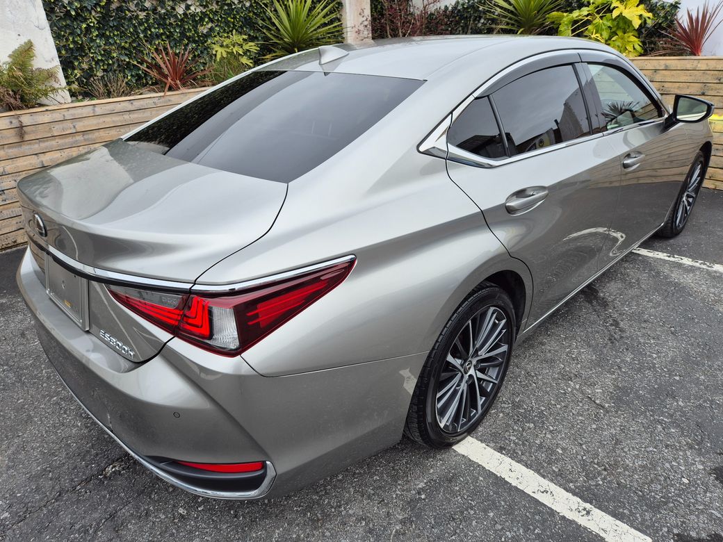 2023 Lexus ES 300h