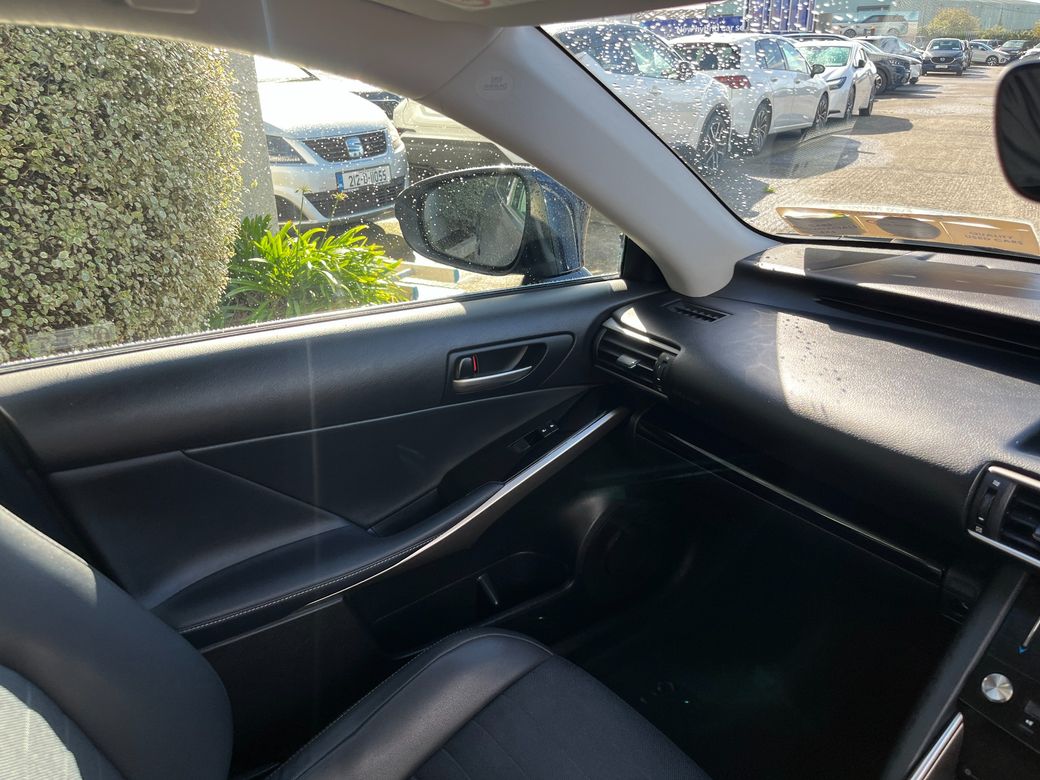 2017 Lexus IS 300h