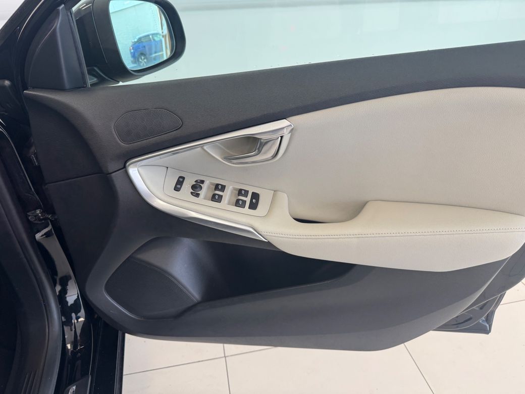 2017 Volvo V40
