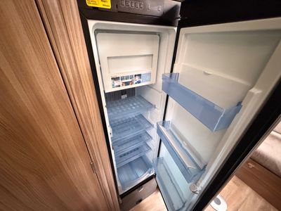 2017 SWIFT  CHAMPAGNE 685 LOW PROFILE R.H.D 