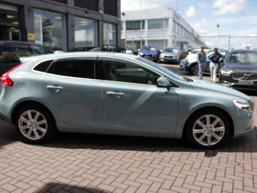 2017 Volvo V40