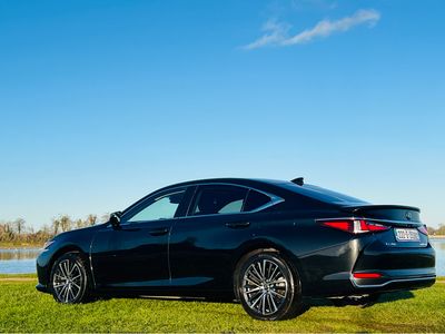 2022 Lexus ES 300h