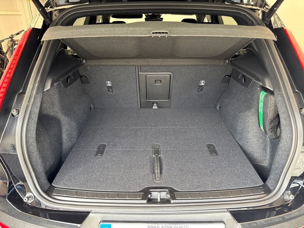 2025 Volvo EX40