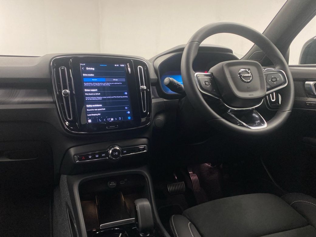 2025 Volvo XC40