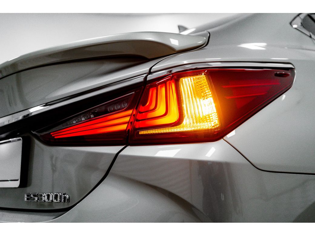 2023 Lexus ES 300h